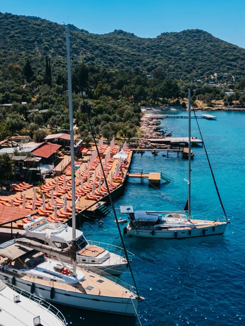 Beach alanı şezlongları
