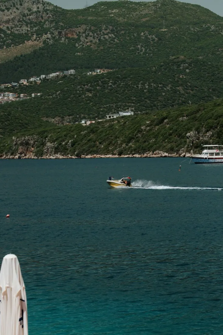 Şezlong alanından deniz manzarası